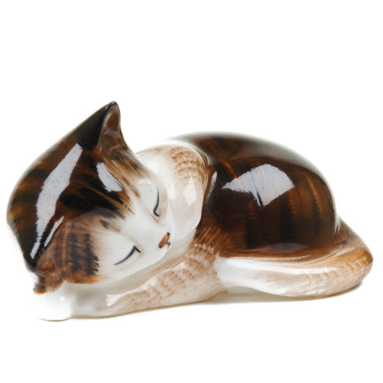 Character kittens sleeping sculpture