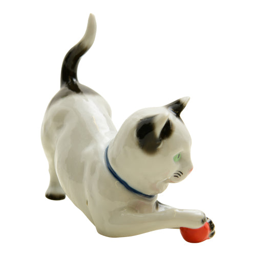 Sitzendorf Cat with Red Ball 1902-1919
