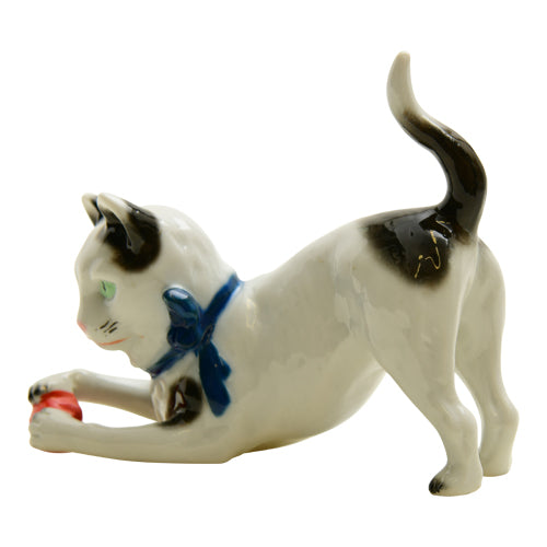 Sitzendorf Cat with Red Ball 1902-1919