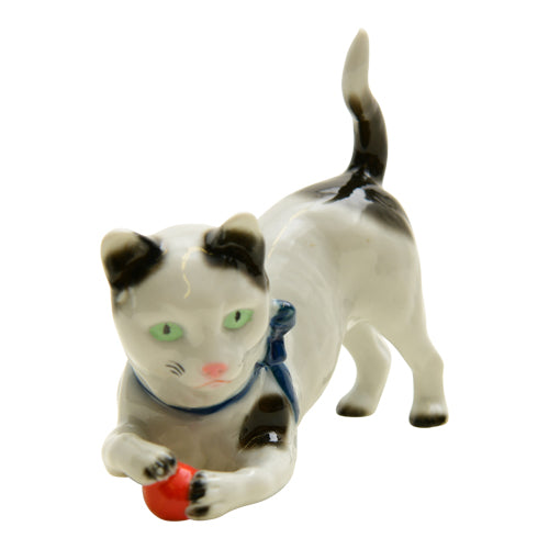 Sitzendorf Cat with Red Ball 1902-1919
