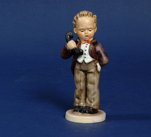 Figurine, hello 124 goebel hummel boy with phone