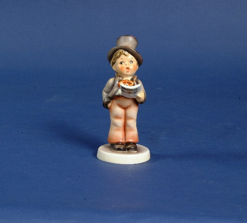 Figurine, hummel,street singer,