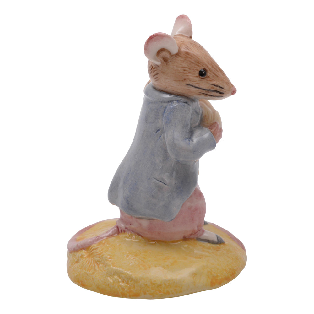 Johnny Town Mouse Eating Corn P3931