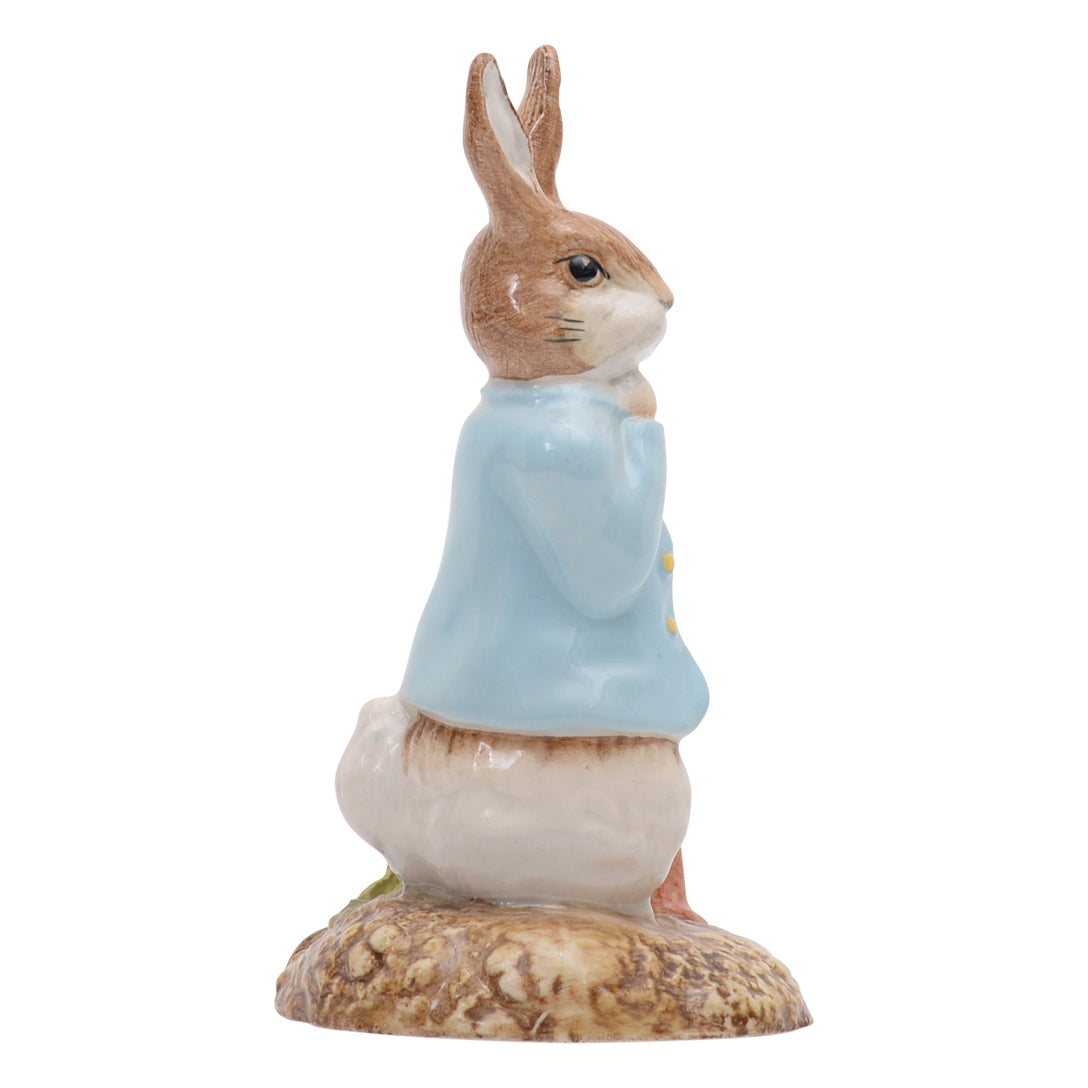 Peter&amp; Red Pocket Handckerchief bunny sculpture