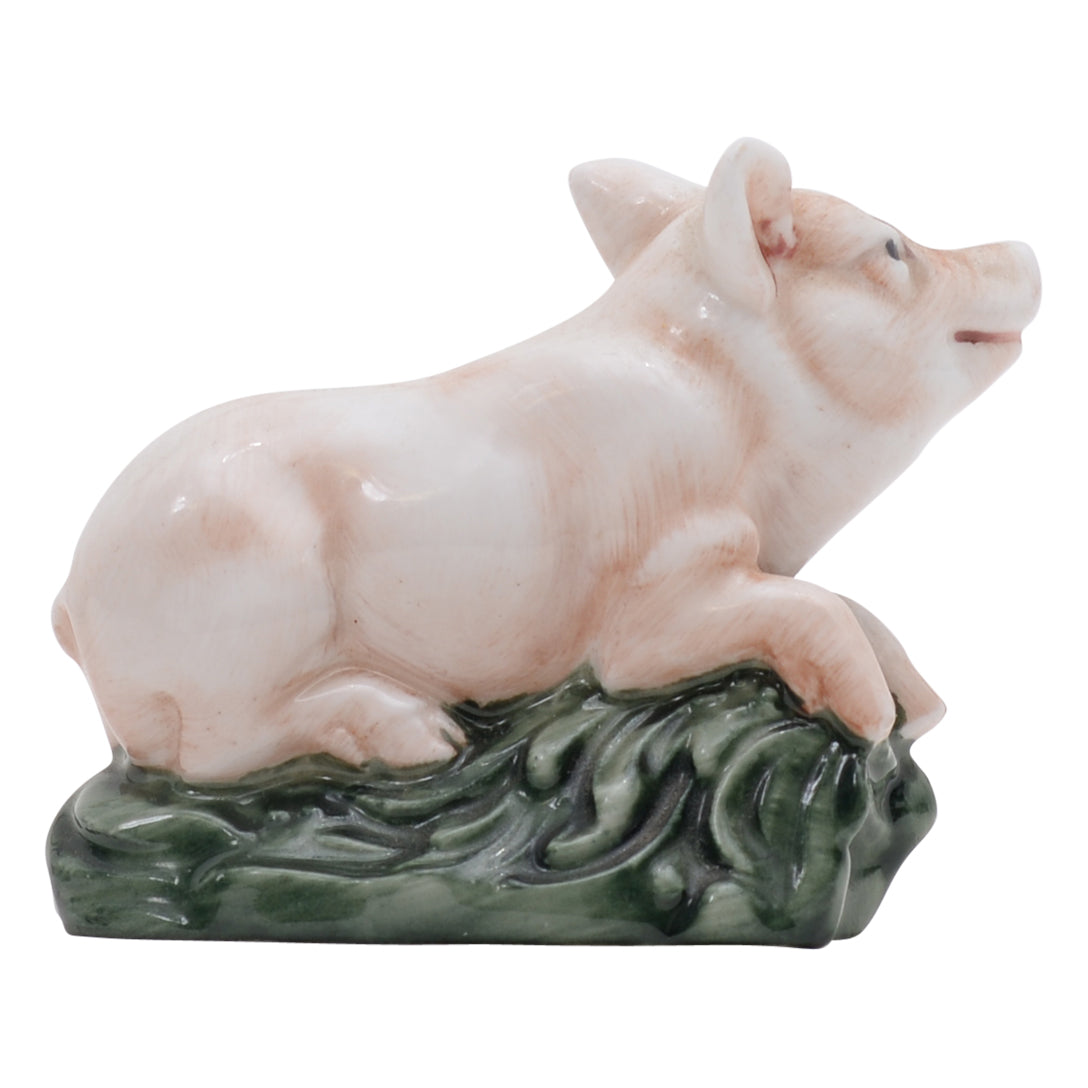 Piglet lying on belly sculpture