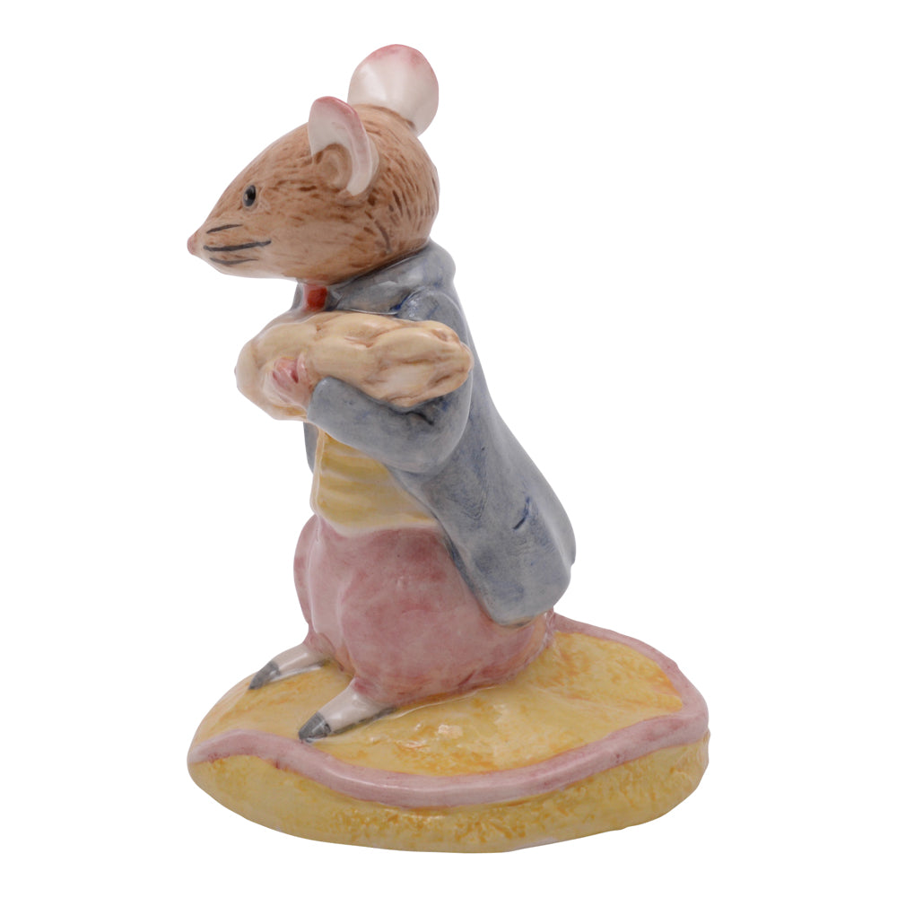 Johnny Town Mouse Eating Corn P3931